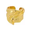 Anillo Ancho de Diseño de Nicho Europeo y Americano Retro Plisado de Forma Especial para Mujer, Lujo Accesible, Gama Alta, Anillo Brillante Exagerado Único