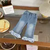En stock QK269100 Pantalones para Niños 2026 Otoño Nuevos Pantalones de Mezclilla Acampanados con Adorno de Encaje para Niñas