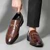 Transfronteiriço tamanho grande 2026 mocassins masculinos com fivela de metal e rebites, slip-on, sapatos sociais formais de couro, sapatos masculinos 38-46