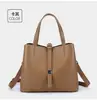 Nuevos y elegantes bolsos casuales europeos y americanos, suministro transfronterizo, versátiles bolsos de hombro y tote bags para el uso diario, venta al por mayor