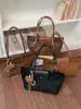 Bolsa Feminina Multi Frutas Estilo Pequena Fragrância Bloco de Cores Camurça Bolsa Tote Outono/Inverno 2026 Nova Retro Versátil Bolsa de Mão Ombro