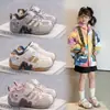 Tênis Esportivo Macio com Velcro para Crianças 2026 Primavera para Meninos e Meninas, Biqueira Anti-Impacto, Sem Cadarço, para Caminhada ao Ar Livre e Acampamento