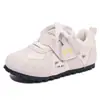 Zapatos de Entrenamiento Ligeros con Velcro Lindos para Niños 2026 Modelo Nuevo Dulce Niña Zapatos Blancos Ligeros Tenis de Moda Estilo Coreano Modernos