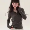Suéter de punto con capucha color naranja estilo coreano para mujer, diseñado para usar en capas en otoño e invierno, con corte ajustado y efecto adelgazante