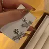 Brincos Versáteis da Moda Ins Zircônia Flash Estilo Palácio Retrô de Luxo Leve Brincos Únicos de Nicho Exagerados de Alta Qualidade