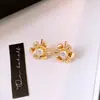 Resplandor Floral Aretes y collar de flor de circonita cúbica estilo francés, una cadena ligera y minimalista para la clavícula, perfectos para el uso diario y un estilo versátil