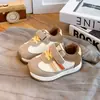Tênis infantis, coleção outono 2026, sapatos de bebê populares com face em couro, sapatos estilosos estilo Forrest Gump para meninas, com sola macia, antiderrapantes para meninos