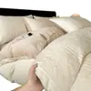 Juego de ropa de cama de cuatro piezas de terciopelo de leche, que incluye una sábana bajera y un cubrecama decorativo, con una sensación lujosa y cálida, adecuado para dormitorios y estudiantes; un conjunto de tres piezas con grosor adicional para mayor calidez