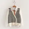 Conjunto de Otoño 2026: Conjunto de Dos Piezas para Mujer: Chaleco de Punto Rayado Dulce Casual Estilo Universitario Japonés + Camisa Blanca