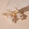 Aretes de gancho de oreja con borla de perla de imitación de uva con hojas barrocas, aretes de temperamento nicho vintage francés de alta gama para mujer