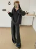 Nuevo Estilo Otoño/Invierno 2026 Conjunto Casual de Dos Piezas de Punto para Mujer con Cárdigan con Capucha y Cremallera con Cuello de Piel + Pantalones de Pierna Ancha de Cintura Alta