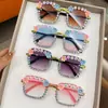 Óculos de Sol Quadrados Novos de Girassol 2025 Moda Letra Moldura Quadrada de Pérola Óculos de Sol para Fotos de Festa de Aniversário Masculinos e Femininos