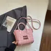 Tela de Alta Calidad con un Tacto Elegante y Sofisticado, Bolso Cruzado de Viaje Exquisito de Moda con Letras de Celebridad de Internet 2026