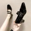 Nova Coleção Primavera 2024 Sapatos Mary Jane Femininos Retro Bico Quadrado Sapatos Vermelhos Salto Grosso Estilo Britânico Fivela de Estudante Sapatos de Uma Sola Tendência