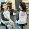 Outono/Inverno 2026 Nova Camiseta Térmica de Fleece para Meninas com Gola Redonda, Bloco de Cores, Manga Longa, Camada Base, Roupa Térmica Infantil Estilosa