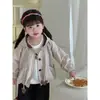 Casaco Infantil Feminino Estilo Novo de Primavera Versão Coreana Xadrez Mickey Mouse Casaco de Botão de Flor Roupas Infantis e para Crianças Pequenas Roupa de Outono e Primavera Fofa