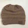 2017 Más vendido Otoño e Invierno Europeo y Americano ebay Amazon Etiquetado CC Gorro de punto de lana liso para la cabeza Gorro para la cabeza con cola de caballo para exteriores