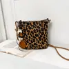 Bolsa de ombro transversal vintage de alta qualidade com estampa de leopardo, nova moda de verão 2026, simples, moderna e versátil