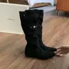 Botas de punta fina de 4 cm con diseño de dos pliegues y volantes, un estilo de nicho con interior elevador, botas altas, botas de caña alta y un look inspirado en la caballería.