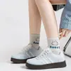 Zapatillas de plataforma versátiles de moda estilo coreano para mujer, colección otoño 2026, populares entre los estudiantes, perfectas para usar en el campus, ir al trabajo y ocasiones casuales, estilo de zapatilla de entrenamiento alemán