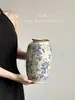 Vaso de Cerâmica Retro Porcelana Azul e Branca Ornamento para Sala de Estar, Jarra de Cerâmica para Arranjo de Flores, Decoração de Luxo Leve, Recipiente para Flores Estilo Chinês Novo, Pequeno