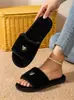 Novas Pantufas de Pelúcia 2026 para Mulheres com Fivela de Metal em Formato de Coração, Pantufas de Uma Tira, Pantufas de Algodão para Casa com Solado Macio para Outono e Inverno, Atacado Transfronteiriço