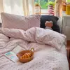 Qualidade de ponta, estilo minimalista, conjunto de cama de veludo de leite de quatro peças, incluindo uma capa de edredom com forro de fleece, lençol de cama de inverno e lençol com elástico, adequado para dormitórios, conjunto de três peças