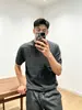Camiseta de Verano Fina para Hombre de Manga Corta, Color Gris Claro, Estilo Old Money, Tejido Calado, con Acabado de Alta Gama para el Trabajo y el Uso Casual