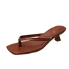 Chanclas de Cuña Gato y Punta Cuadrada Estilo Francés Verano 2025 Nuevas Transfronterizas Talla Grande Modernas Chanclas de Exterior para Mujer