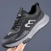 Tênis Esportivos da Moda para Homens Primavera e Verão 2026 Novos Tênis de Corrida Masculinos Versátil Respirável Antiderrapante Calçados Casuais Atacado de Comércio Exterior