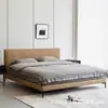Cama tapizada minimalista de piso con cabecero de cuadrícula segmentada, patas bajas, tapicería elegante y pulcra para dormitorio principal, cama de madera maciza