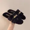 Chinelos peludos femininos para uso externo, novo estilo 2026, design de boca de peixe, estilo coreano casual, moderno, para uso em casa, planos, estilosos, quentes e populares