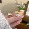 Novos Brincos de Galho com Folhas de Flor de Ameixa Estilo Chinês para Mulheres, Luxo Acessível Design de Nicho, Brincos de Alta Qualidade, Brincos Elegantes Pequenos e Delicados