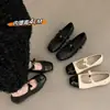 Cómodos zapatos Mary Jane para mujer, nueva colección otoño 2026, negros con remaches, detalle de flor de camelia y lazo, punta poco profunda, zapatos de vestir
