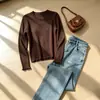 Top de punto acanalado para mujer de principios de otoño con cuello redondo, confeccionado en un tejido suave y elástico que crea un efecto adelgazante.