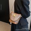 Diseño de nicho bolsa pequeña portátil para mujer 2023 nuevo estilo western popular bolsa de hombro de color contrastante bolsa cruzada tipo cubo estilo western