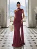 Vestido de noite feito sob medida, estilo vintage europeu e americano, com decote halter, ombros à mostra, tecido elástico, silhueta ajustada e barra em cauda de peixe para uma ocasião formal.
