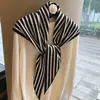 Bufanda Triangular de Alta Gama para Otoño e Invierno, Cálida y de Color Sólido, Bufanda Elegante para Abrigo, Protección para Cuello y Hombros, Versátil con Rayas Blancas y Negras