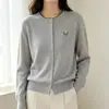 Cardigã de tricô bordado de manga longa para mulheres, novo estilo primavera e outono 2026, gola redonda solta, color-blocking, jaqueta de tricô fina, top curto