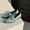 Mocassins femininos de bico fino em couro de flor integral, rasos e com salto baixo, versáteis para o trabalho, sapatos femininos de couro de alta qualidade, confortáveis e que não cansam.