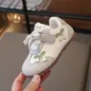 Tênis Feminino 2026 Primavera Novo Modelo Sapatos Casuais Infantis Florais Solado Macio Sapatos para Caminhada de Bebê para Crianças Pequenas