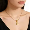 Collar de 26 letras de acero de titanio con diseño de nicho para mujer, estilo europeo y americano, de alta calidad, resistente a la decoloración, delicado colgante de cadena de hueso de serpiente al por mayor