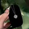 Colar de flor de calcedônia branca cristalina para mulheres, com um design único, estilo de nicho, luxo leve, doce e requintado, adequado para uso diário, corrente versátil para a clavícula