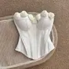 Vestido superior tipo top strapless estilo corsé adornado con una lujosa rosa blanca tridimensional