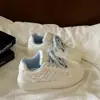 Nuevas zapatillas blancas de dibujos animados lindas 2026, colección de otoño, para mujer, con cordones, suela gruesa, que aumentan la altura, zapatos casuales versátiles para el uso diario