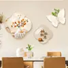 Decoración de pared de fondo para sofá de restaurante y sala de estar moderna minimalista color crema, con una pieza de arte mural luminosa de alta gama con un diseño creativo nórdico