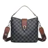 Bolsas Estampadas de Alta Gama para Mujer 2025 Nuevo Bolso Cubo Portátil Retro de Gran Capacidad con Letras al Hombro Venta al por Mayor