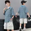 Conjunto de Verão Listrado de Manga Curta para Meninos, Moderno e Descolado, Conjunto de Duas Peças com Shorts Cargo de Modelagem Solta, Moda Casual Estilo Coreano