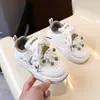 Zapatos blancos pequeños para niños, zapatos de plataforma antideslizantes, nuevos para primavera y otoño, zapatillas para niñas, zapatos para niños, suela suave, zapatos para bebés y niños pequeños, moda