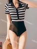 Traje de baño de estilo coreano para mujer, de media manga, con rayas de aguas termales, estilo azul marino, con solapa y botones, de manga corta y corte entallado.